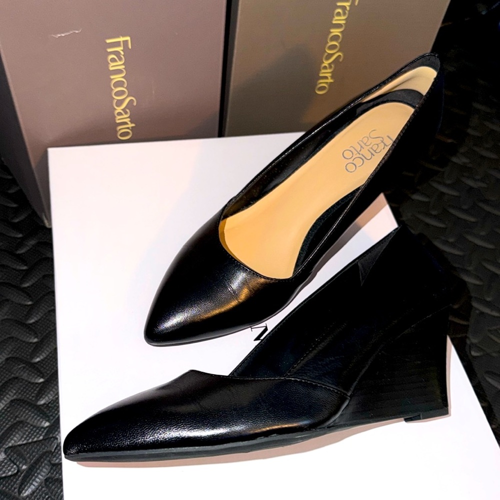 NWT 8 1/2 FRANCO SARTO FRANKIE WEDGE HEELS IN black leather. Smoke & pet free hm
